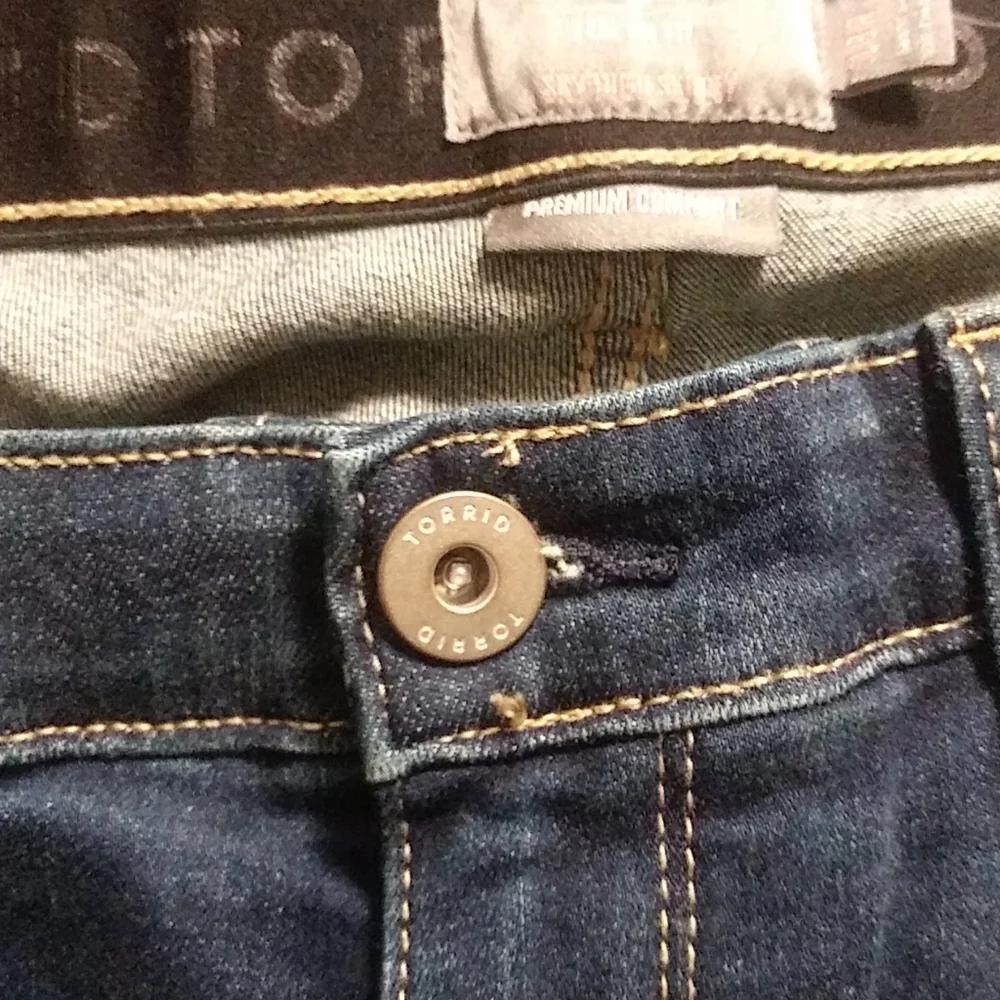 🎉HOST PICK🎉 Torrid High Rise Skinny Jean w/ Step Hem (10) - Picture 5 of 8